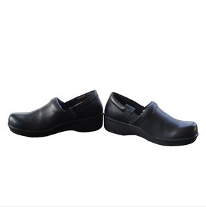 Women's Dr. Scholls Dynamo Slip-Resistant Clogs. Black. Size 9W